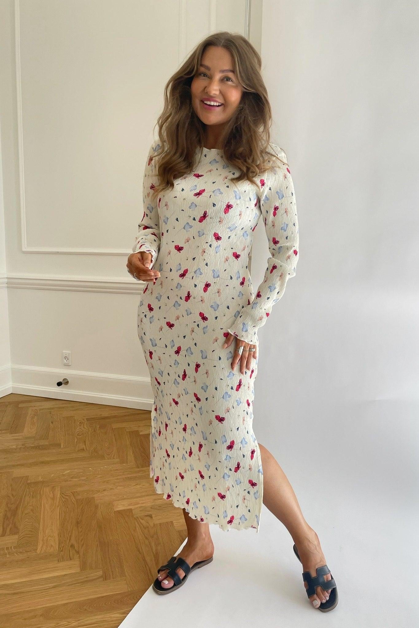 Oda Klänning - Gul Blomtryck - se.byic.com