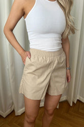 Amy Shorts - Beige - se.byic.com